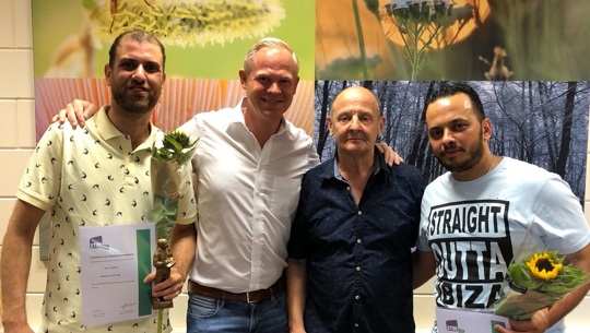 Basam (rechts) tijdens zijn diploma-uitreiking